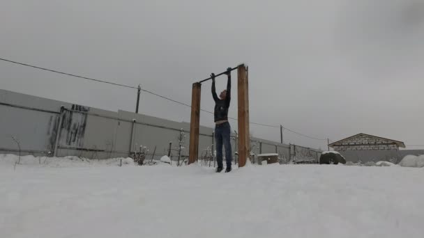 Man buiten aan het trainen tijdens de winter — Stockvideo