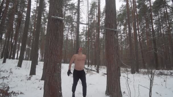 Zpomalený muž cvičit venku v zimě — Stock video