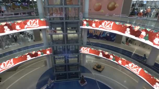 Kashirskaya Plaza εμπορικό κέντρο, δείχνει τη σύγχρονη εσωτερική διακόσμηση, με τους ανθρώπους που χρησιμοποιούν ανελκυστήρες και κυλιόμενες σκάλες — Αρχείο Βίντεο