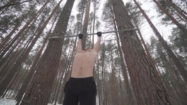 Homme avec torse nu travaillant dans la forêt pendant l'hiver — Video