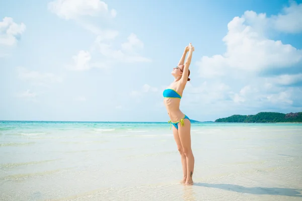 Jeune femme sur la plage — Photo