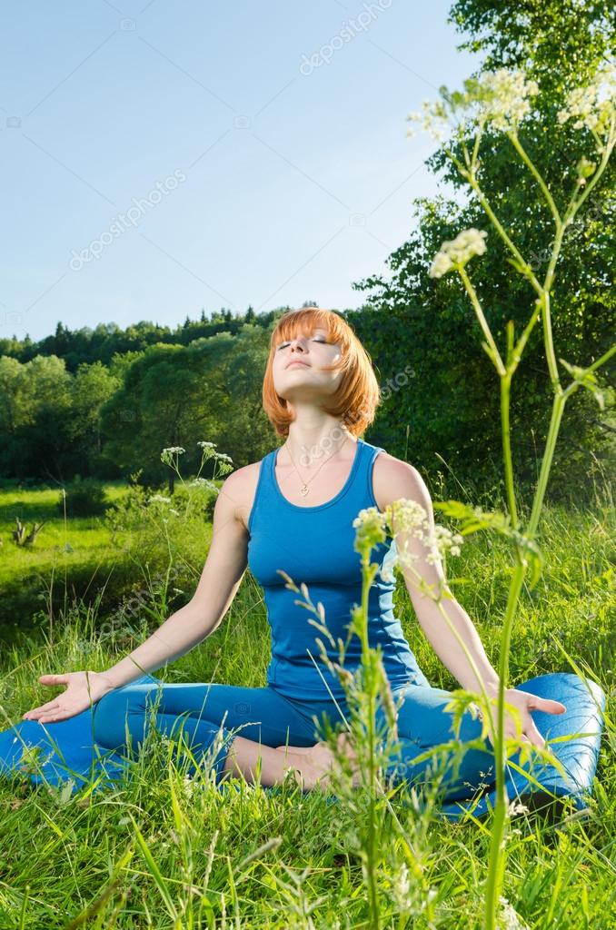 Frau macht Yoga — Stockfoto © nikitabuida #51803447