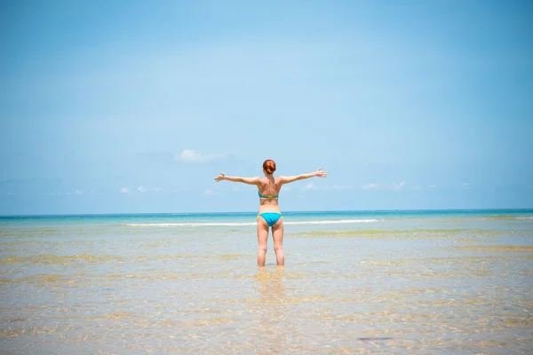 Chica divertida en la playa — Foto de Stock