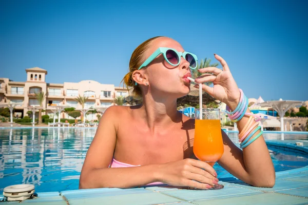 Ragazza nel bar della piscina — Foto Stock