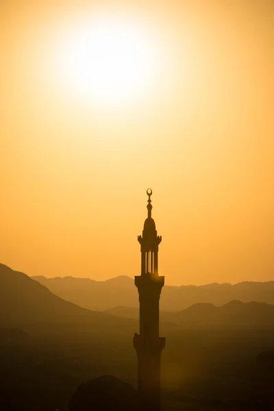 Sonnenuntergang über der Wüste mit muslimischer Moschee — Stockfoto