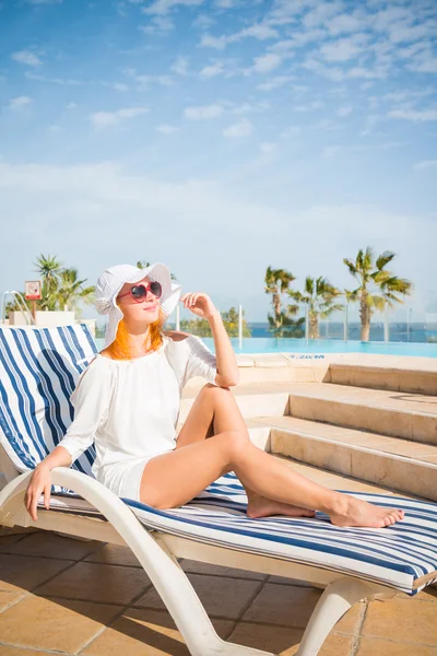 Mujer joven disfrutando del sol —  Fotos de Stock