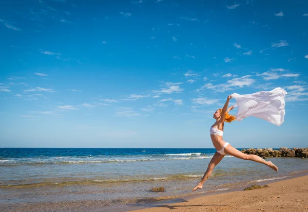 Carefree girl on the beach — Stock Photo, Image