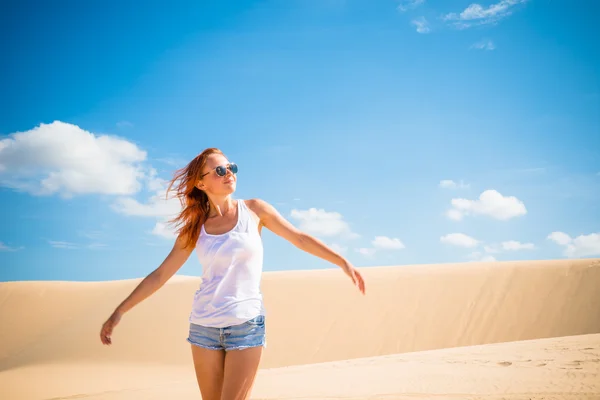 Beautiful woman in sand dunes — Stock Photo, Image