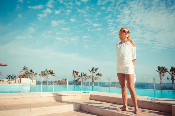 Mujer joven disfrutando del sol — Foto de Stock