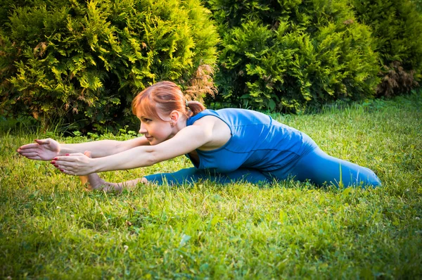 Schöne Frau praktiziert Fitness oder Yoga — Stockfoto