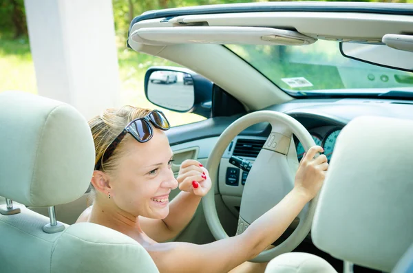 Mulher dirigindo um carro — Fotografia de Stock