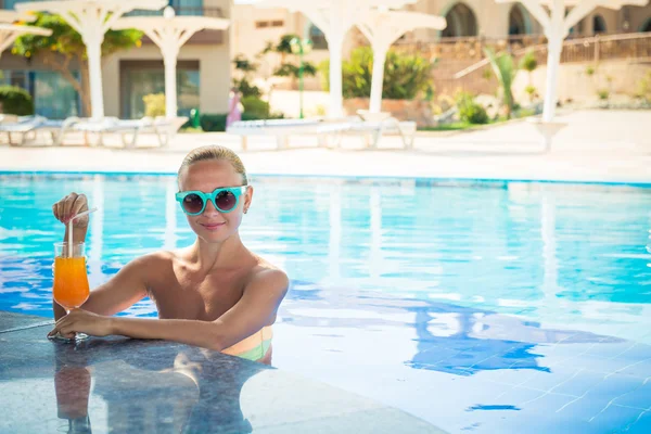 Menina no bar da piscina — Fotografia de Stock