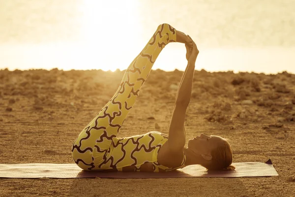 Yoga-Praxis bei Sonnenaufgang — Stockfoto