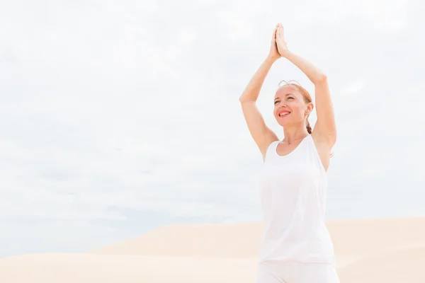 Junge Frau praktiziert Yoga — Stockfoto