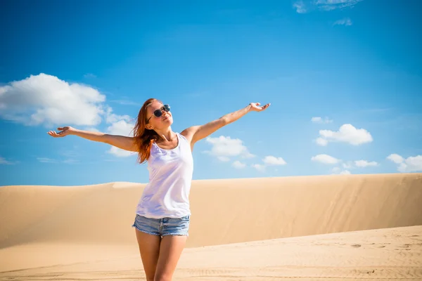 Beautiful woman in sand dunes — Stock Photo, Image