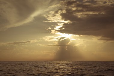 Ove Pasifik Okyanusu yükselen güneş