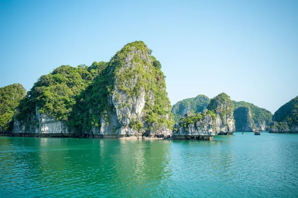 Calcário halong Bay paisagem — Fotografia de Stock