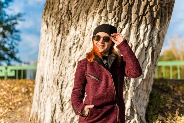 Fashion woman in autumn park — Stock Photo, Image