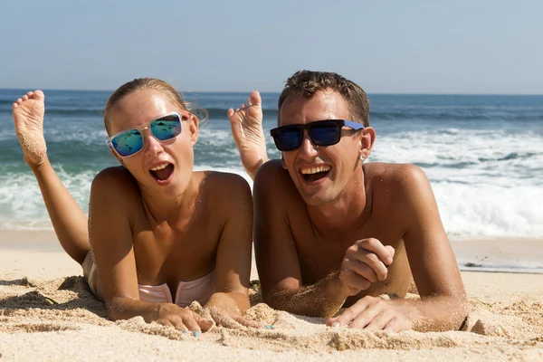 Couple heureux dans les lunettes de soleil — Photo