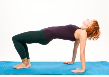 Bir gri studio arka plan üzerinde poz yoga