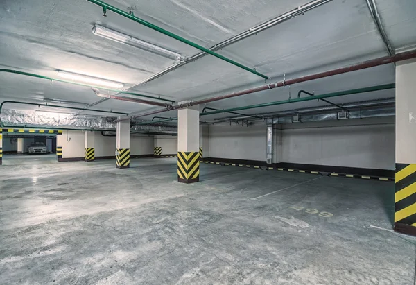 Ondergrondse parkeergarage — Stockfoto