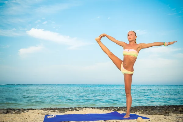 Kvinna som gör yoga — Stockfoto