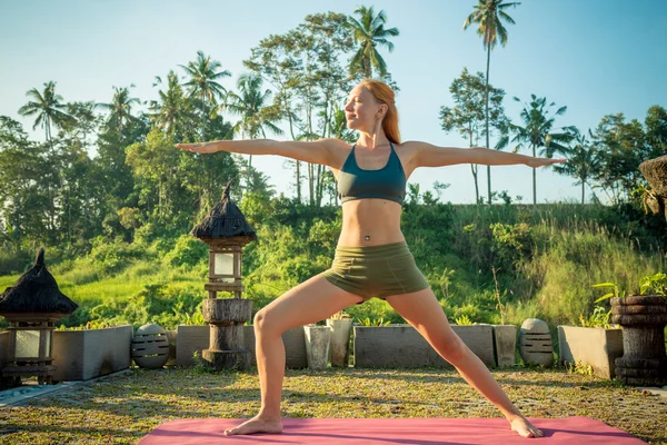 Jeune femme yoga étirement — Photo