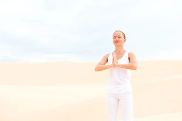 योगाचा अभ्यास करणारी तरुण स्त्री — स्टॉक फोटो, इमेज