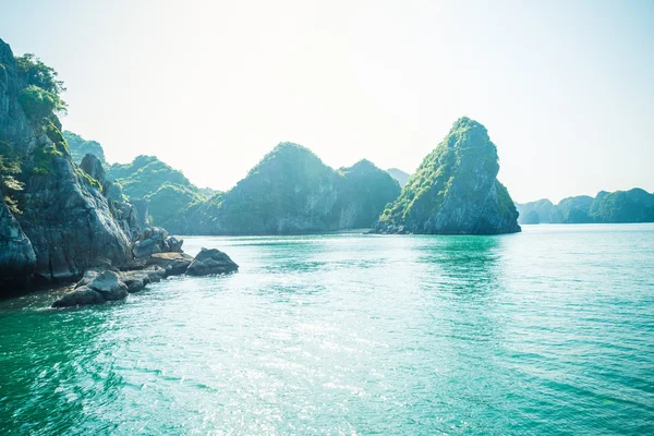 Kalksten Halong bugt landskab - Stock-foto