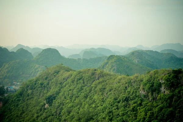 Montagne della baia di Halong e Catba — Foto Stock