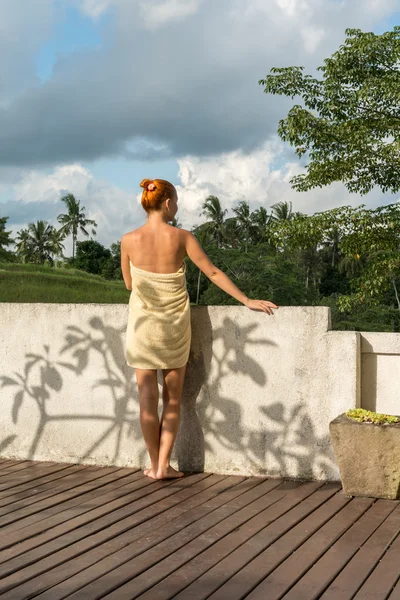 Jovem mulher usando toalha — Fotografia de Stock