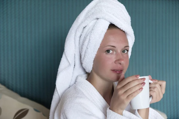 Jonge vrouw die koffie drinkt — Stockfoto