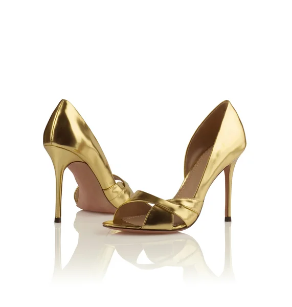 Par de sapatos de mulheres douradas — Fotografia de Stock
