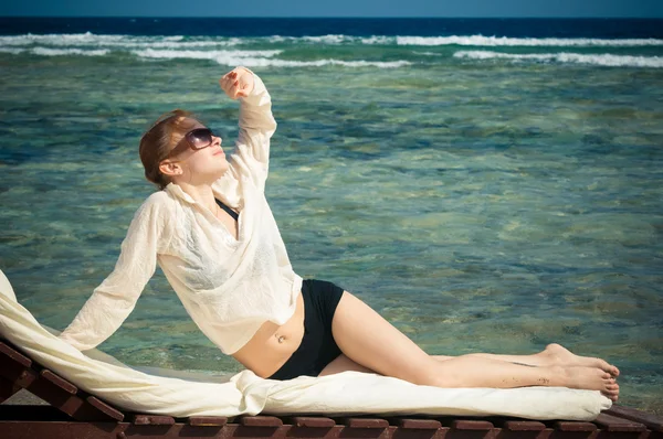 Schöne junge Frau am Strand — Stockfoto