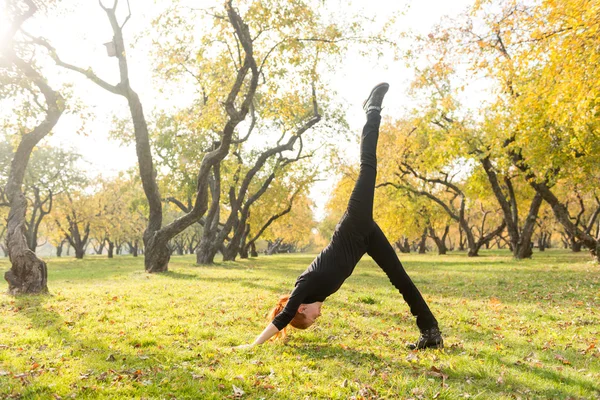 Donna che fa yoga nel parco di autunno — Foto Stock