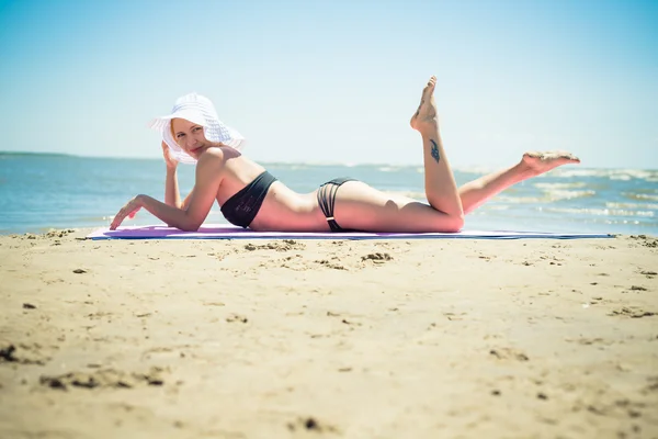 Schöne Frau an einem Strand — Stockfoto