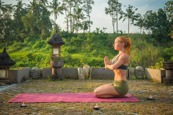 Wanita muda sedang bermeditasi — Stok Foto