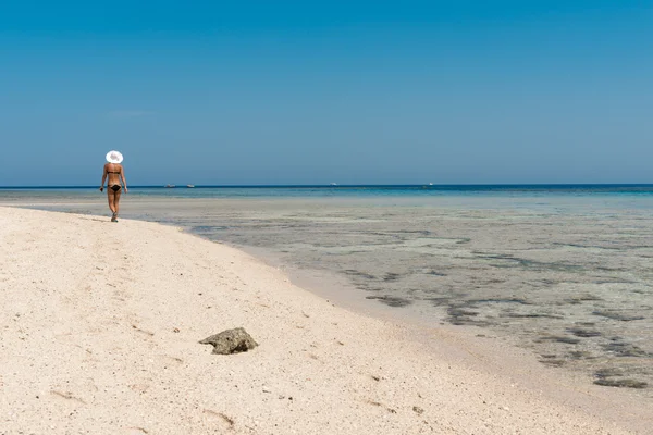 Kobieta spacerująca po plaży — Zdjęcie stockowe