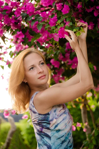 Junge rote Frau mit Blumen — Stockfoto