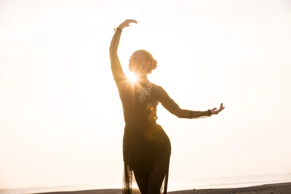 Γυναίκα χορεύει τα χαράματα — Φωτογραφία Αρχείου