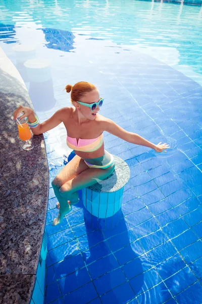 Fille dans la piscine bar — Photo