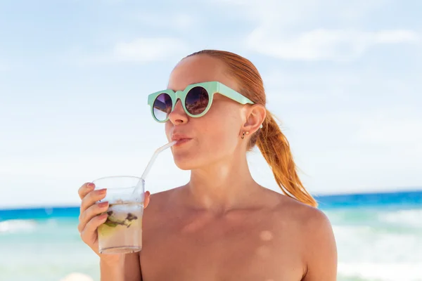 Junge Frau mit Mojito — Stockfoto