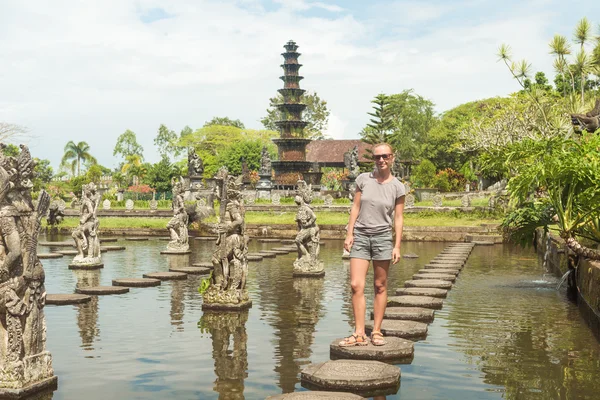 Turista em Tirtagangga palácio aquático — Fotografia de Stock