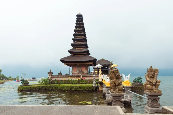 Templo de água no lago Bratan — Fotografia de Stock