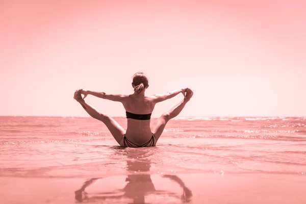 Frau macht Yoga — Stockfoto