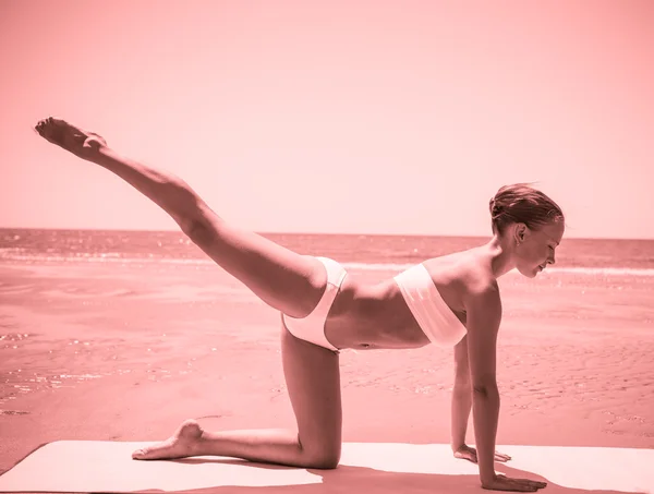 Frau macht Yoga — Stockfoto