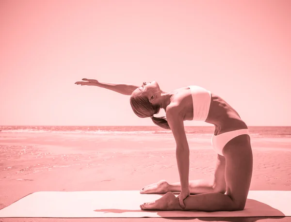 Femme faisant du yoga — Photo