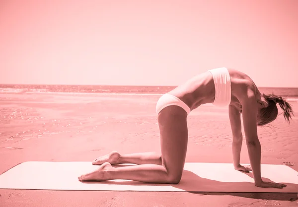 Frau macht Yoga — Stockfoto