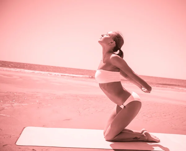 Femme faisant du yoga — Photo
