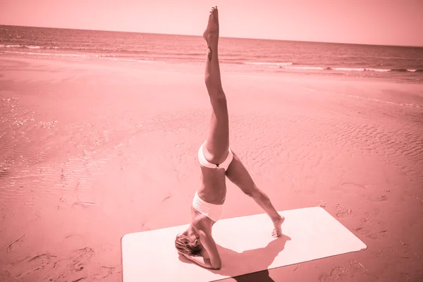 Frau macht Yoga — Stockfoto